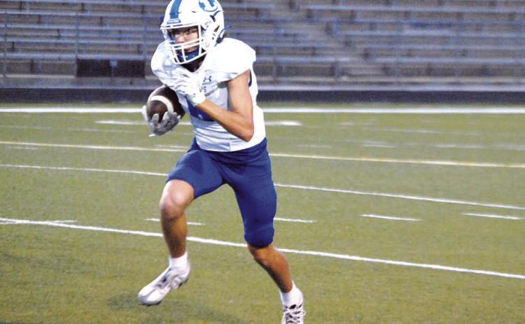 Owen Stubbs heads up field after catching a quick screen during last Friday’s game. HUNTER KING | DISPATCH RECORD