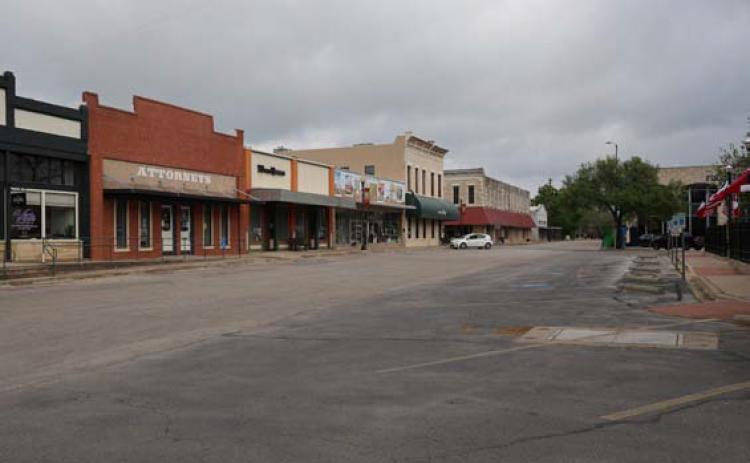 April 8 opened on the Lampasas courthouse square with an eerie stillness. Very few cars were on the streets, and only a few were parked after carrying passengers to conduct business downtown. Crowds arrived on the square later Monday morning, however, to view the totality offered by the total eclipse. JOYCESARAH MCCABE | DISPATCH RECORD