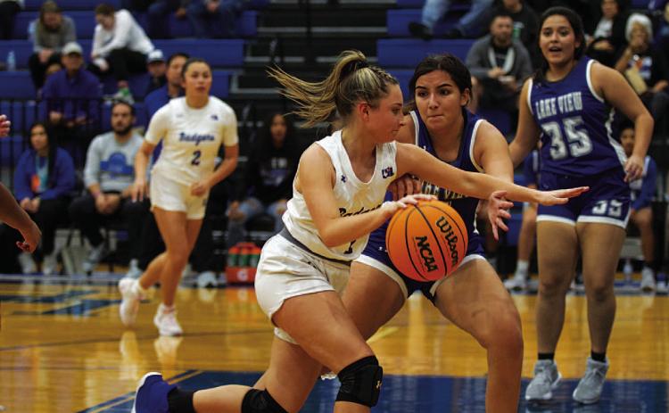 HUNTER KING | DISPATCH RECORD Abra White drives past a Lake View defender during the Lady Badgers’ win last Friday.