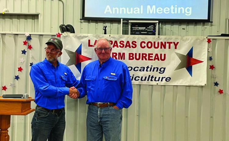 JANET MACHEN | COURTESY PHOTO Lampasas County Farm Bureau Board President Stephen Ruzicka (left) shakes Director Mickey Edwards’ hand after presenting Edwards with the District 8 Pioneer Award.