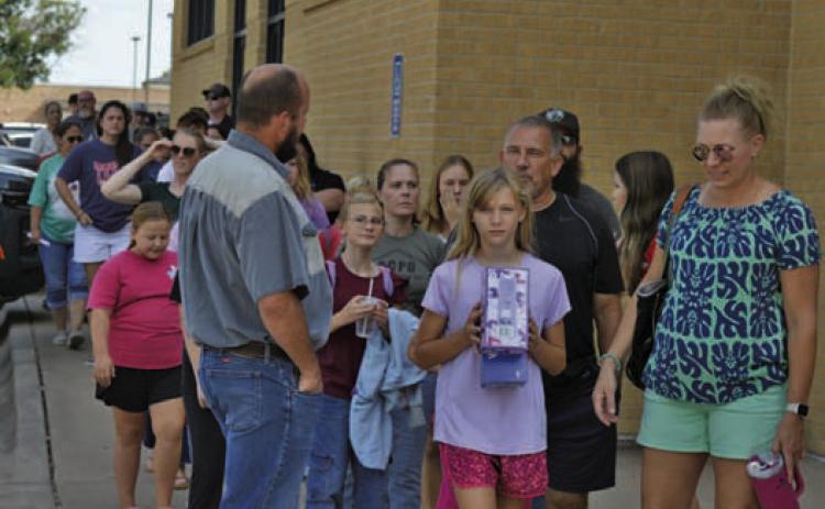 Lampasas Middle School students and parents wrapped around the campus before Monday’s Meet the Teacher night was underway. ERICK MITCHELL| DISPATCH RECORD