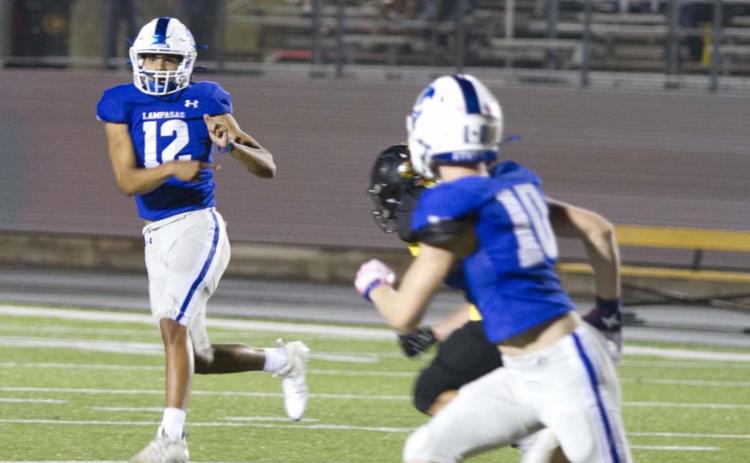 Dylan Sanchez tosses an out route to Carson Bekker during the Gatesville game. Sanchez was named the 4A Player of the Week for his performance on the field Sept 24. HUNTER KING | DISPATCH RECORD