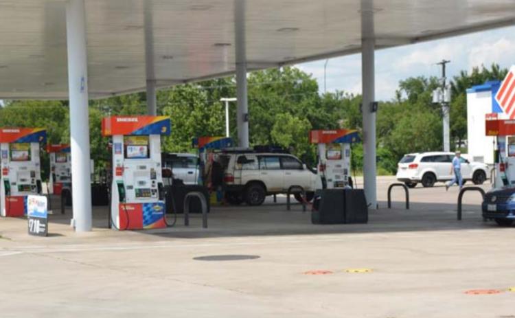 Drivers made their way to the pump on Friday to gear up for traveling around the Thanksgiving weekend. MONIQUE BRAND | DISPATCH RECORD