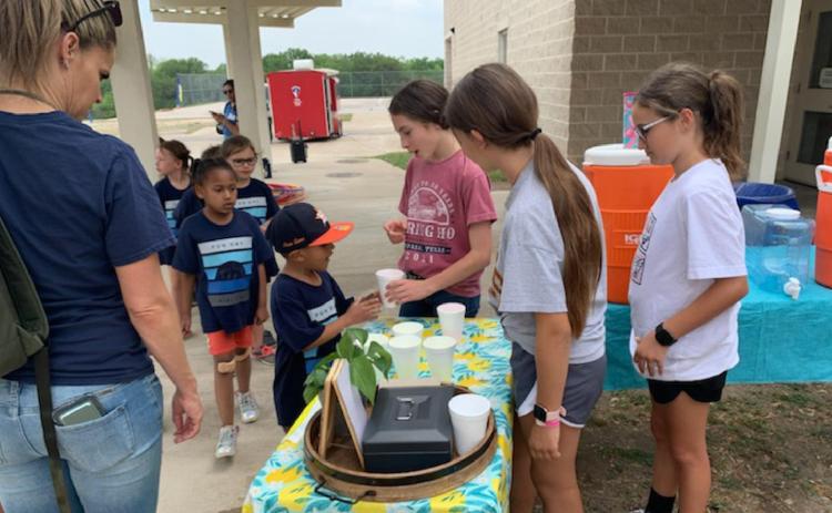 Kindness Club sponsors lemonade stand