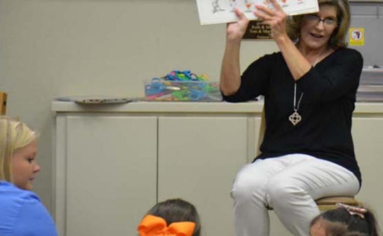 Beta Mu member and retired educator Jan Vann reads books about animals to a young audience at the Lampasas Public Library during last year’s Summer Reading Program. file photo