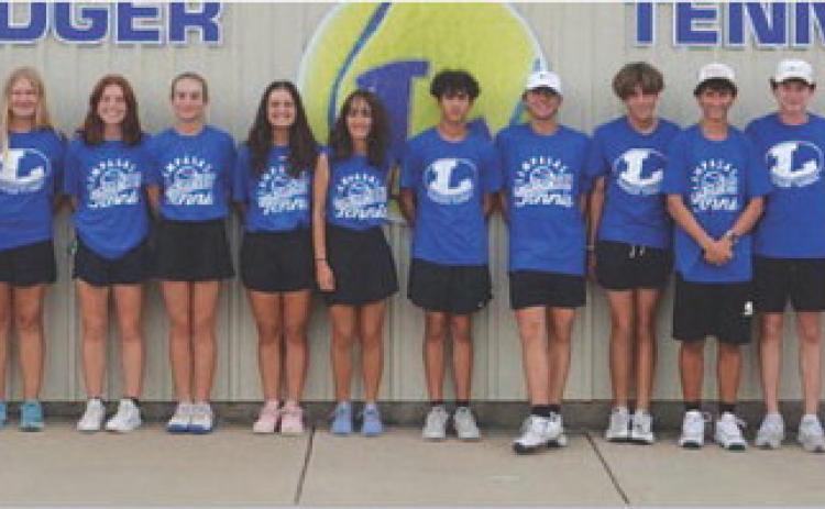 KENNETH PEISER | COURTESY PHOTO The tennis team poses for a photo before heading to Stephenville for their match.