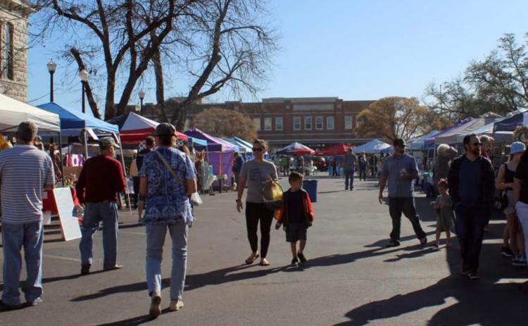 Market-goers walk up and down the courthouse square at the Lampasas Farmers and Craft Market April 2 during its opening weekend of the 2022 season. VERONICA BUTLER | DISPATCH RECORD