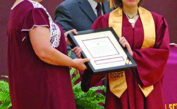 MASON HINES | DISPATCH RECORD Lometa Principal Amanda Morris presents Valedictorian Rosa Garrido with her award and medal as the top graduate in the Class of 2023.
