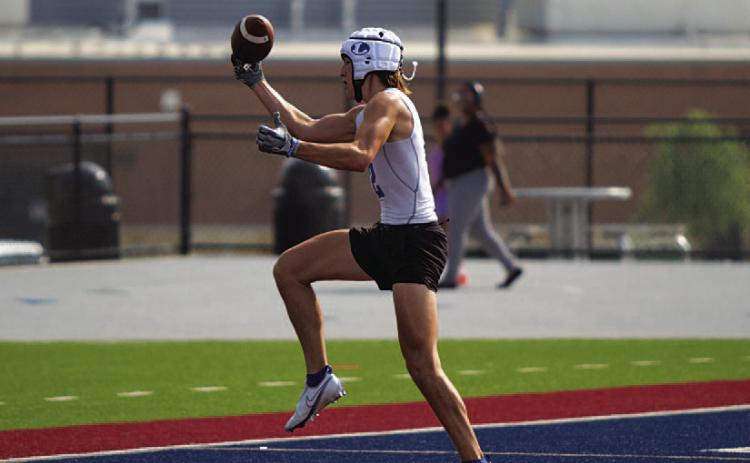 Bryson Roberts hauls in a one-handed touchdown catch against Chaparral. HUNTER KING | DISPATCH RECORD